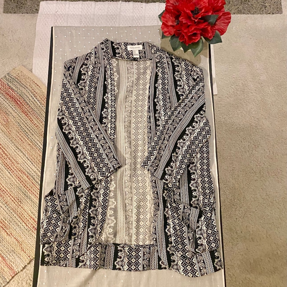 Women’s Forever 21 Black and Cream Open  Kimono Blouse Size Medium
